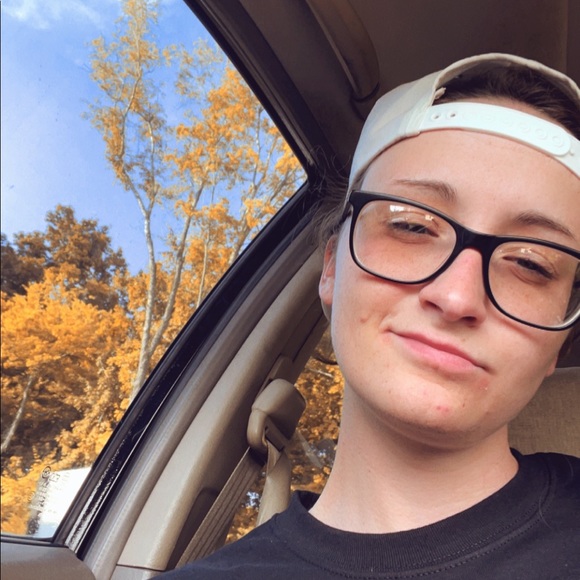 Meet your Posher, Hannah - Picture 1 of 3